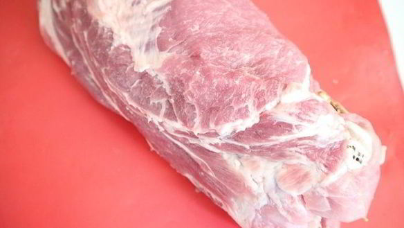 ШАГ 13. рулет из свинины с вяленой брусникой и пореем