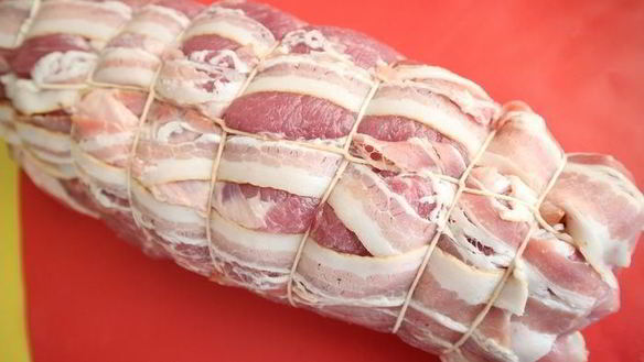 ШАГ 15. рулет из свинины с вяленой брусникой и пореем