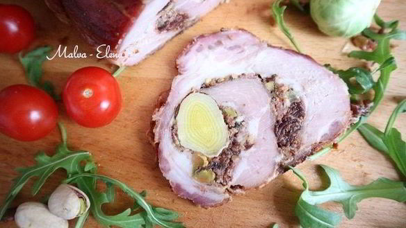 ШАГ 19. рулет из свинины с вяленой брусникой и пореем