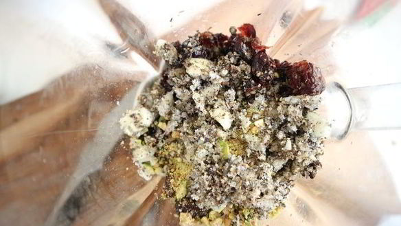 ШАГ 3. рулет из свинины с вяленой брусникой и пореем