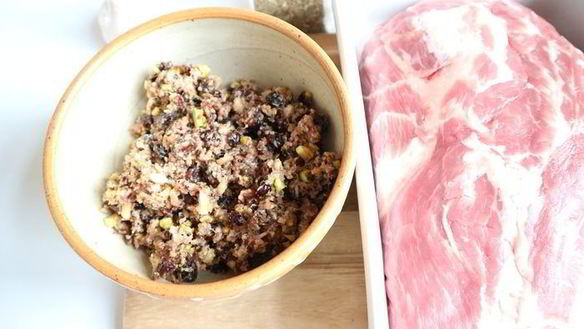 ШАГ 5. рулет из свинины с вяленой брусникой и пореем