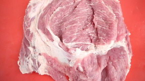 ШАГ 8. рулет из свинины с вяленой брусникой и пореем