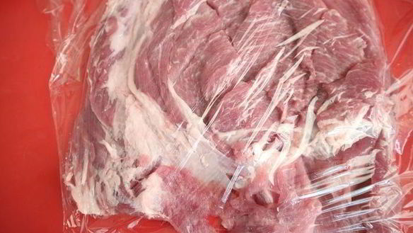 ШАГ 9. рулет из свинины с вяленой брусникой и пореем