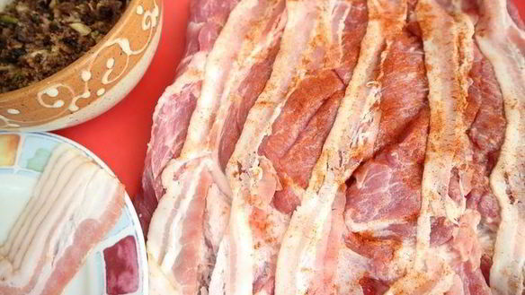 ШАГ 10. рулет из свинины с вяленой брусникой и пореем