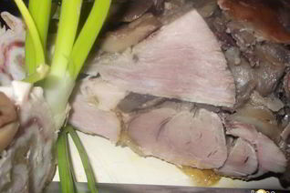 Рулет из свиной рульки с грибами