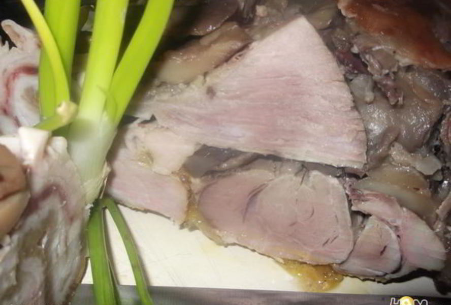 Рулет из свиной рульки с грибами