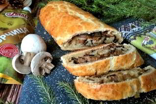 Рулет из сырного теста с беконом и грибами