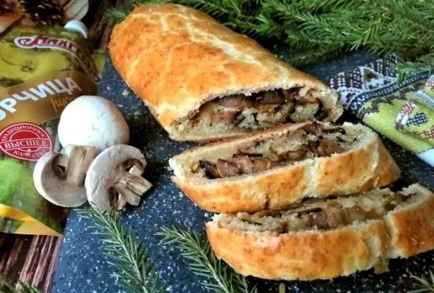 Рулет из сырного теста с беконом и грибами