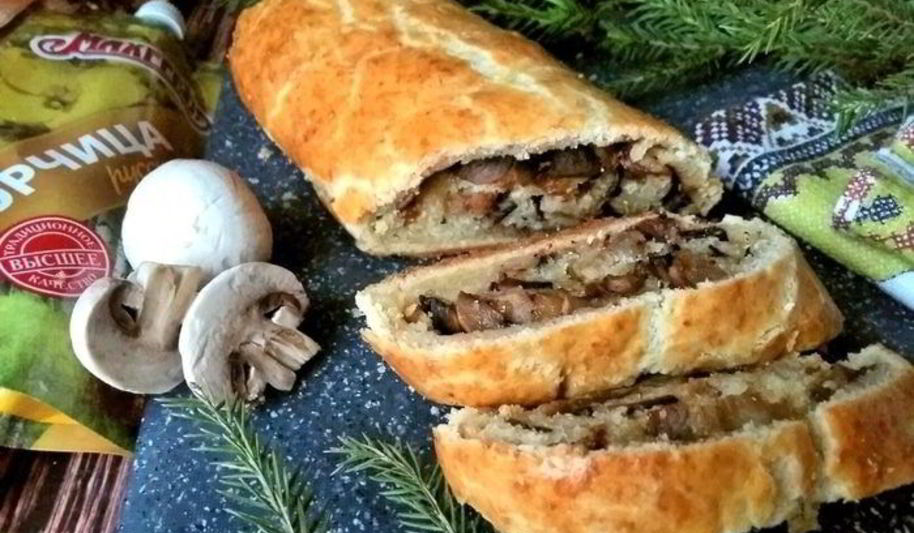 Рецепт рулет из сырного теста с беконом и грибами