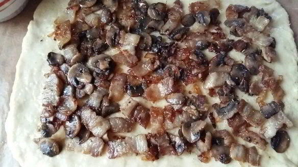 ШАГ 12. рулет из сырного теста с беконом и грибами