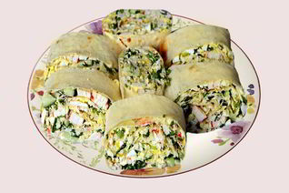 Рулет из тонкого лаваша с крабовыми палочками и огурцом