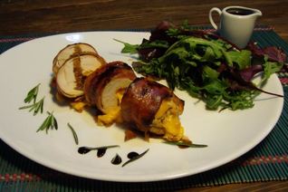 Рулет из цесарки с чеддером и вялеными томатами под соусом терьяки