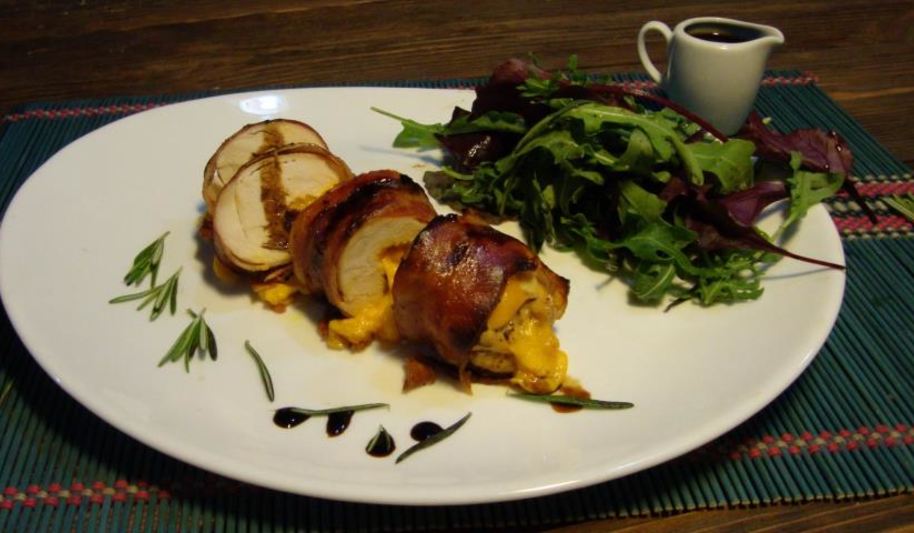 Рецепт рулет из цесарки с чеддером и вялеными томатами под соусом терьяки