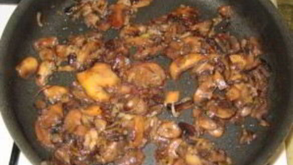 ШАГ 3. рулет куриный с грибами и сыром