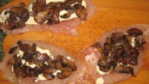 ШАГ 6. рулет куриный с грибами и сыром
