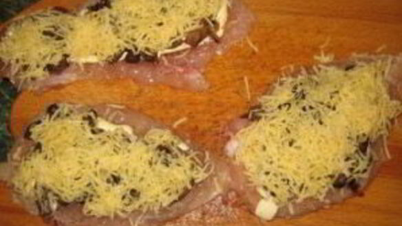 ШАГ 7. рулет куриный с грибами и сыром