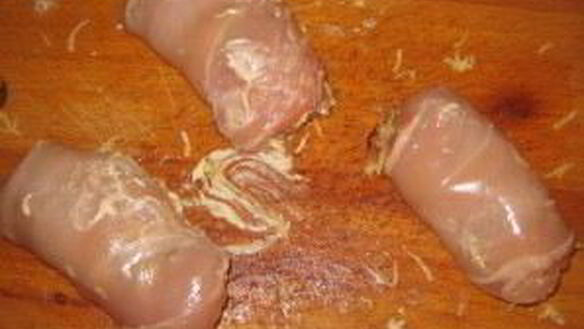 ШАГ 8. рулет куриный с грибами и сыром