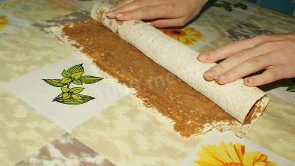 ШАГ 8. рулет с бананом веселая обезьянка