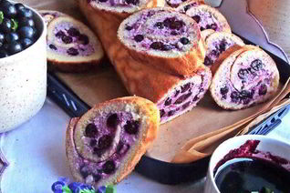Рулет с творогом и черникой