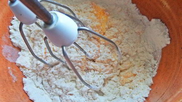 ШАГ 6. рулет с творогом и черникой