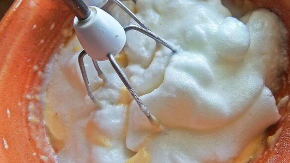 ШАГ 7. рулет с творогом и черникой