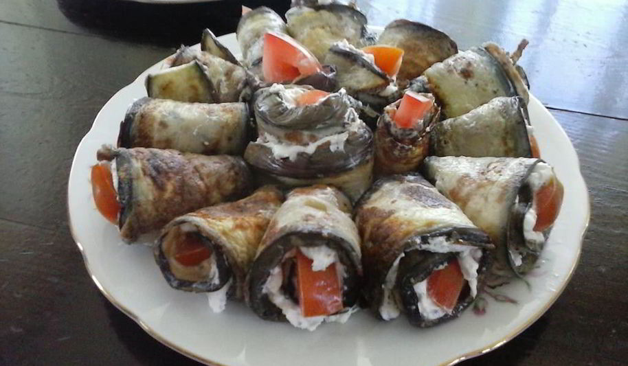 Рецепт рулетики из баклажанов с брынзой и помидорами