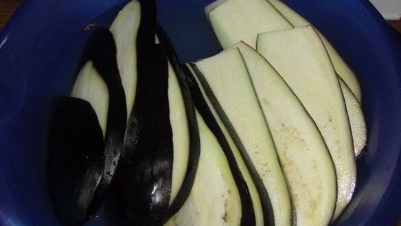 ШАГ 2. рулетики из баклажанов с орехами и творогом