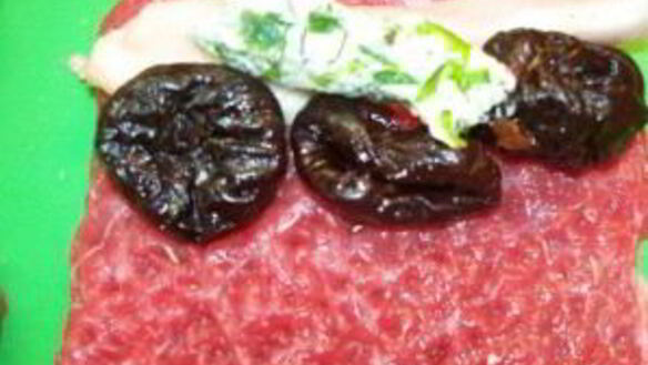 ШАГ 3. рулетики из говядины с черносливом