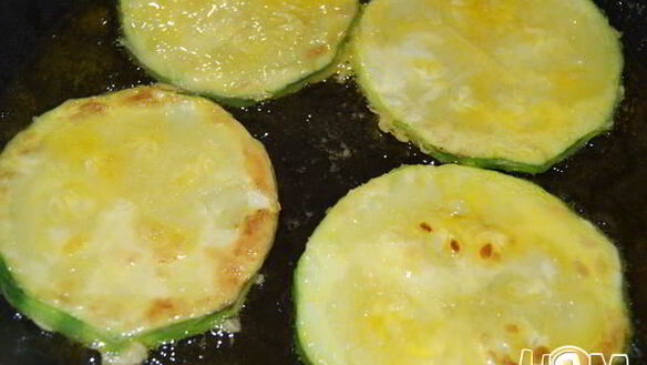 ШАГ 3. рулетики из кабачков и помидоров