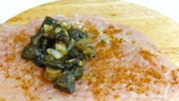 ШАГ 3. рулетики из курицы с грибами