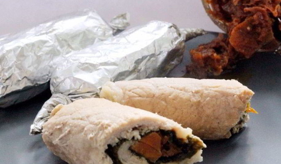 Рецепт рулетики из свинины с нори и вялеными помидорами