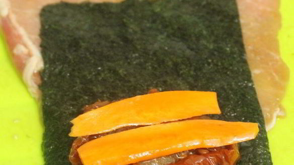 ШАГ 5. рулетики из свинины с нори и вялеными помидорами