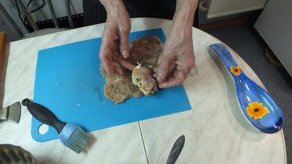 ШАГ 3. рулетики куриные с сыром и грибами