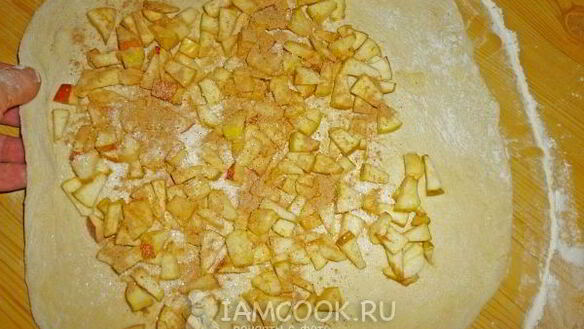 ШАГ 9. рулеты дрожжевые с яблочной начинкой