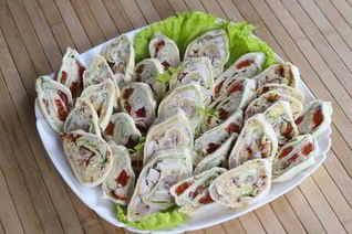 Рулеты с семгой, сыром и красным перцем