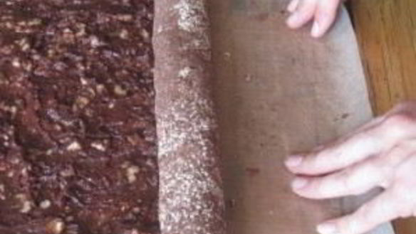 ШАГ 5. шоколадный рулет с грецкими орехами