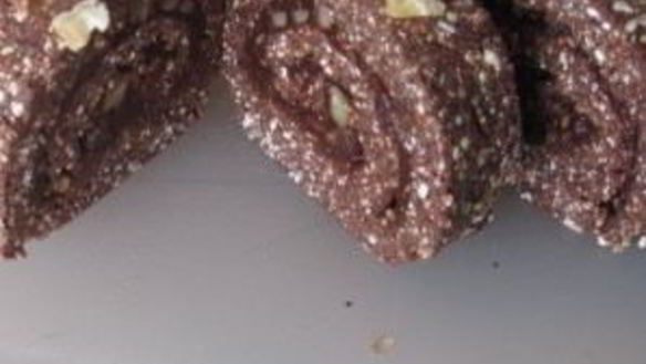 ШАГ 7. шоколадный рулет с грецкими орехами