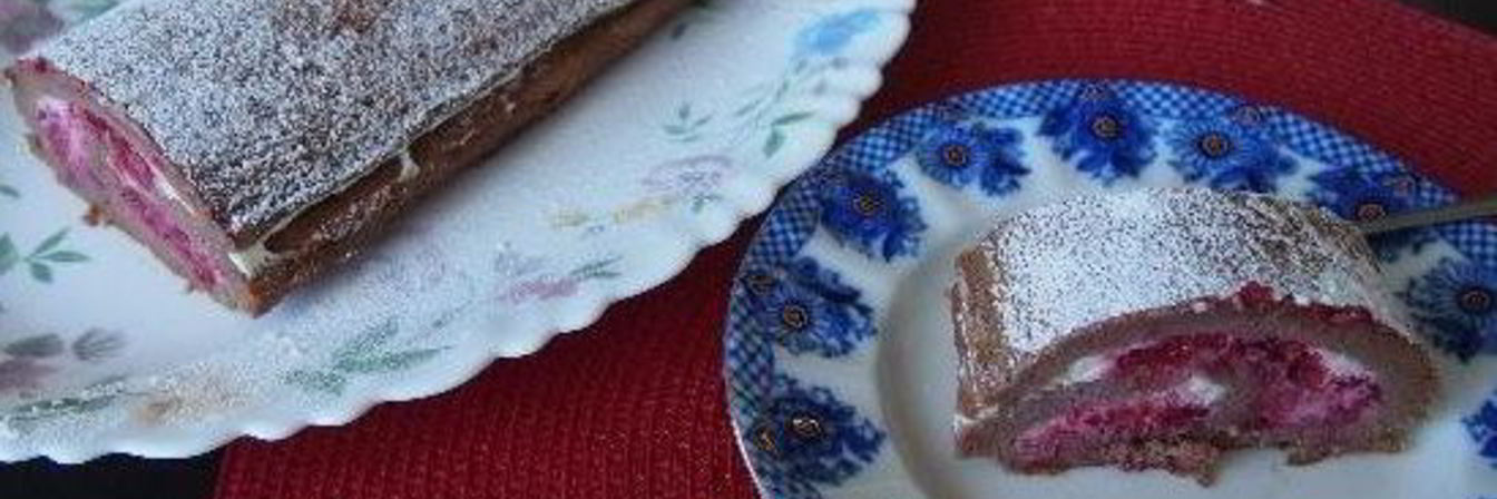 Шоколадный рулет с малиной