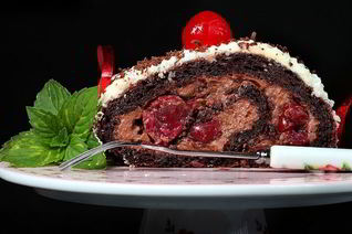 Шоколадный рулет с вишней Черный лес