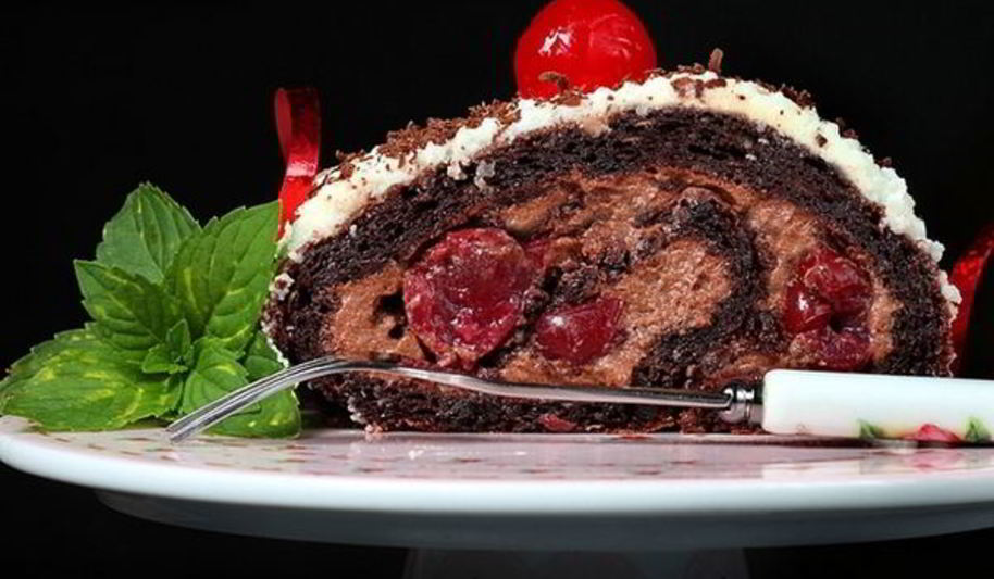 Рецепт шоколадный рулет с вишней черный лес
