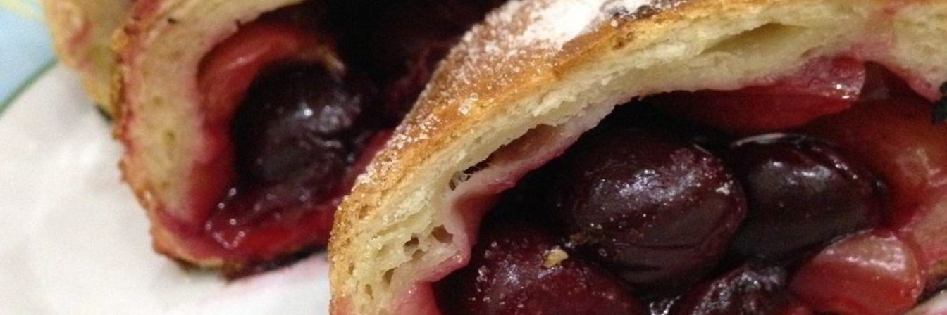 Слоеный рулет с вишней