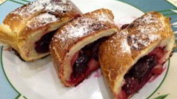 ШАГ 4. слоеный рулет с вишней