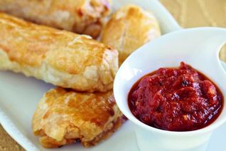 Слоеные рулетики с томатным дипом