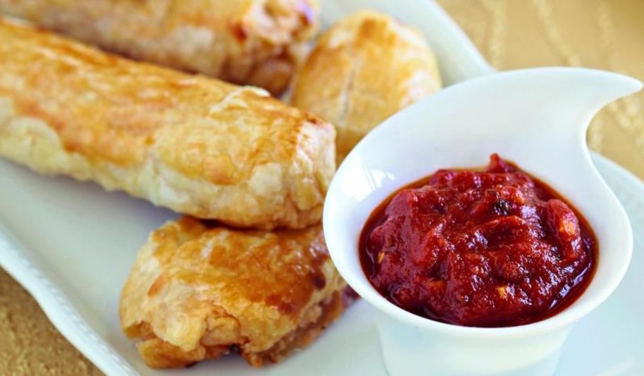 Рецепт слоеные рулетики с томатным дипом