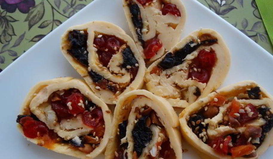 Рецепт сырный рулет с сухофруктами и орехами
