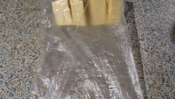 ШАГ 3. сырный рулет с сухофруктами и орехами