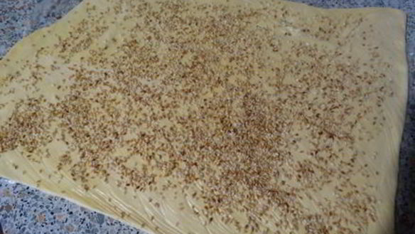 ШАГ 7. сырный рулет с сухофруктами и орехами