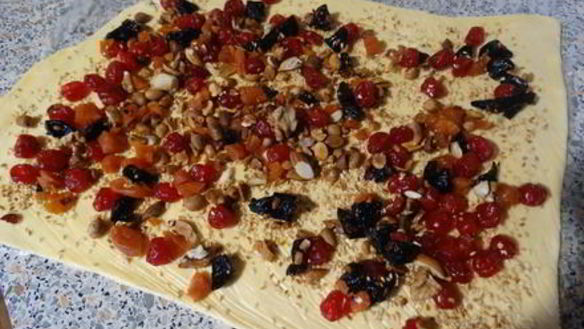 ШАГ 8. сырный рулет с сухофруктами и орехами