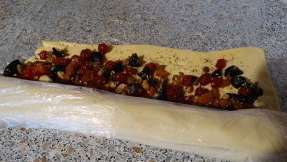 ШАГ 9. сырный рулет с сухофруктами и орехами