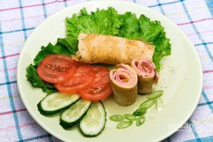 Яичный рулет с ветчиной